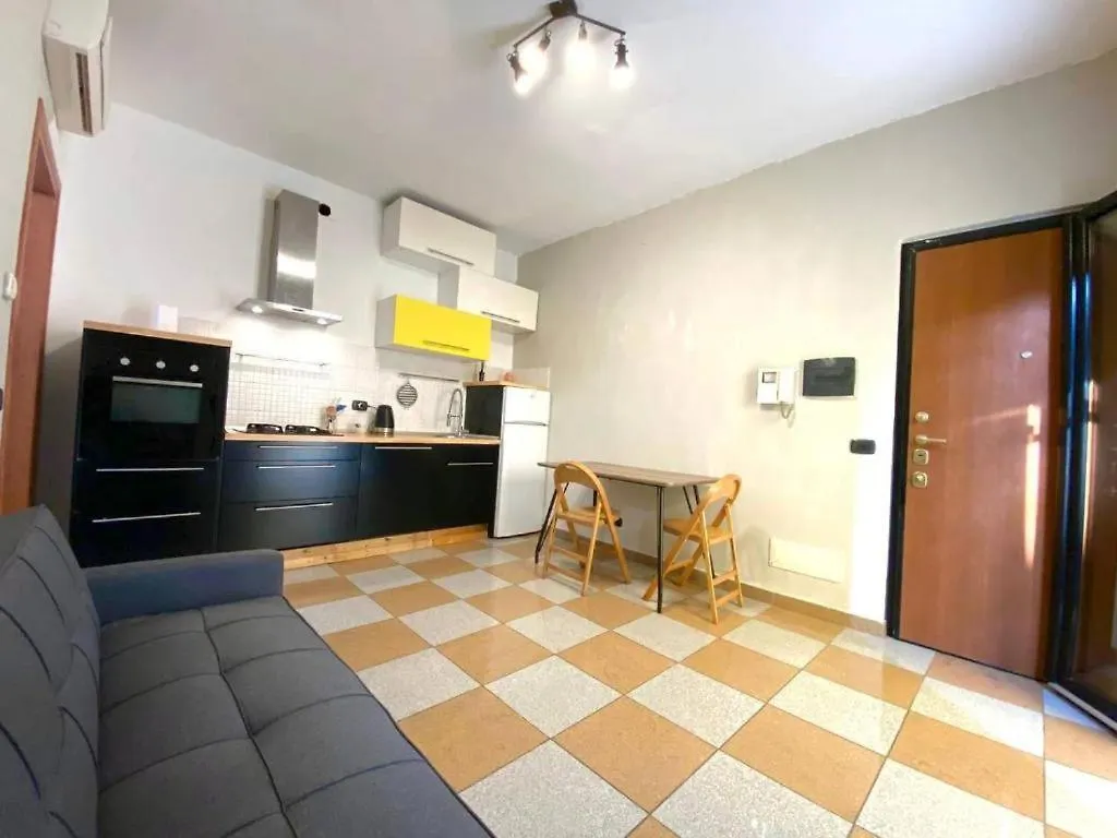 Conte Rosso House Con Terrazza In Coorte Tranquilla A Due Passi Da Stazione E Metropolitana Lambrate Milan 0*,  Italy