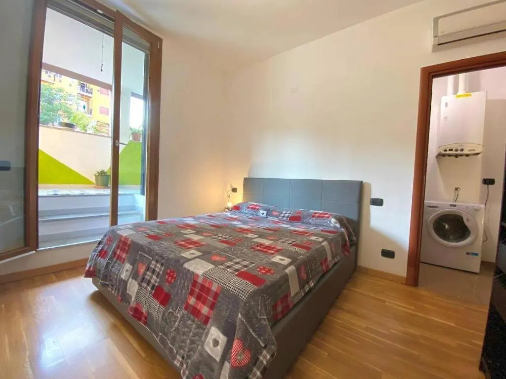 Conte Rosso House Con Terrazza In Coorte Tranquilla A Due Passi Da Stazione E Metropolitana Lambrate Milan Apartment