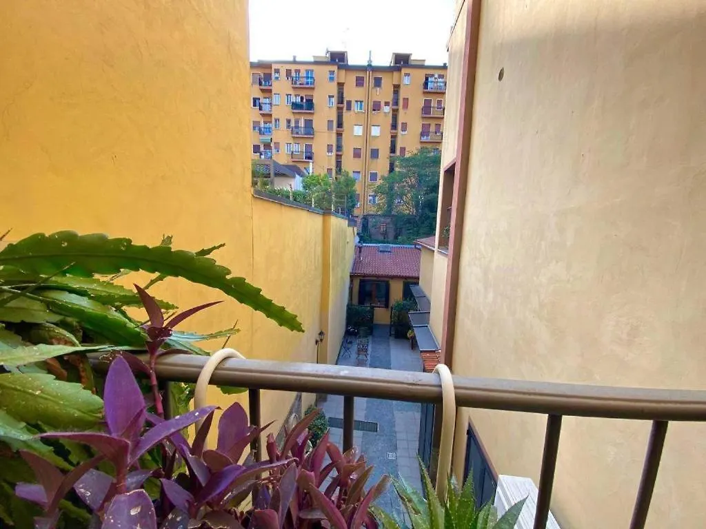 Conte Rosso House Con Terrazza In Coorte Tranquilla A Due Passi Da Stazione E Metropolitana Lambrate Milan Apartment